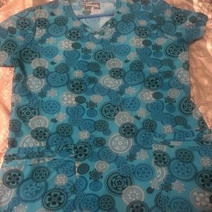 Silky Scrub Top. Sz M. Butter Soft is the brand.